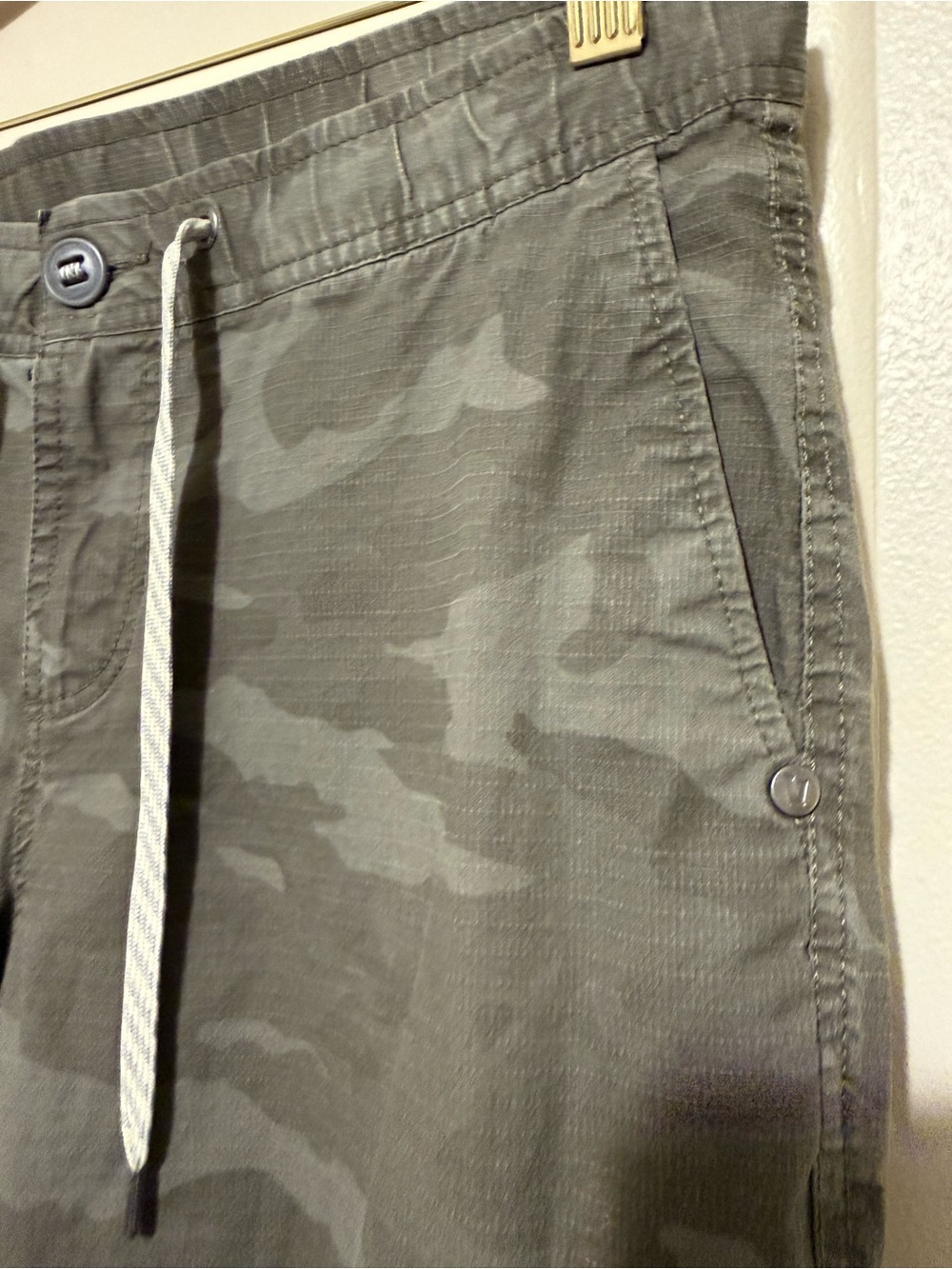 Vuori women’s medium Olive Gray Camo Cargo Pants - Picture 3 of 11